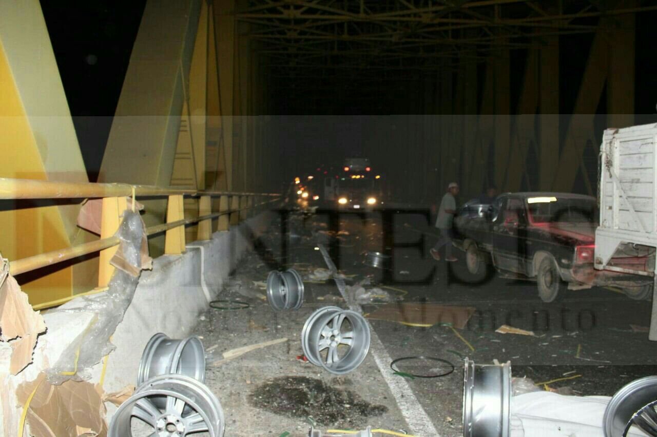 Trailer se impacta contra un puente en la autopista Siglo XXI • Nsíntesis