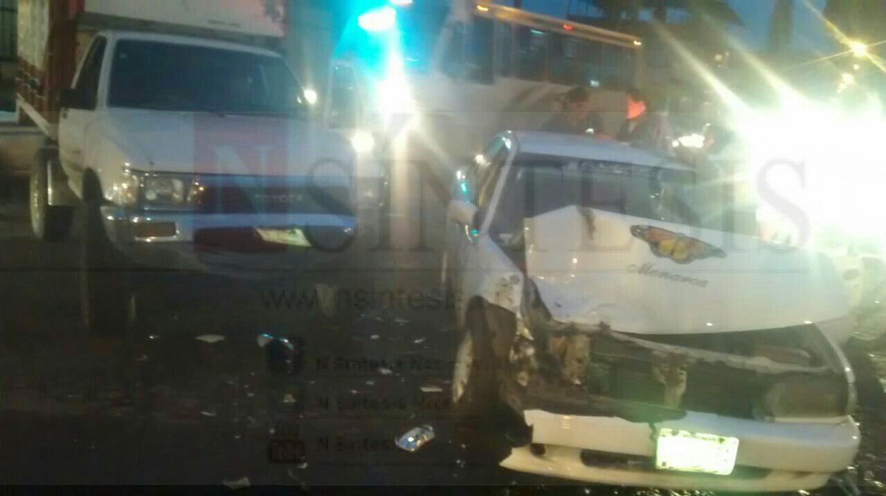Aparatoso accidente ente un taxi y una camioneta deja tres lesionados ...