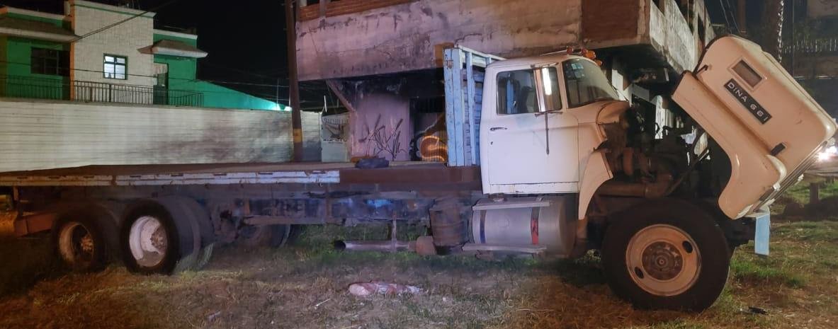 camion dina blanco de plataforma que estaba siendo desbalijado
