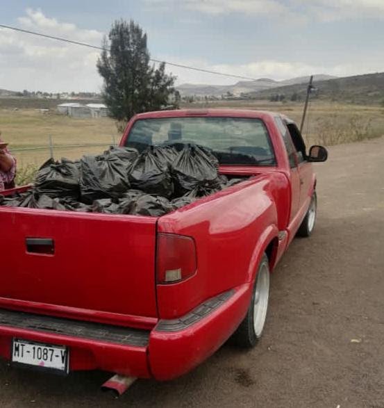 camioneta s10 roja con bolsas de carbón ilegal cargadas en la batea