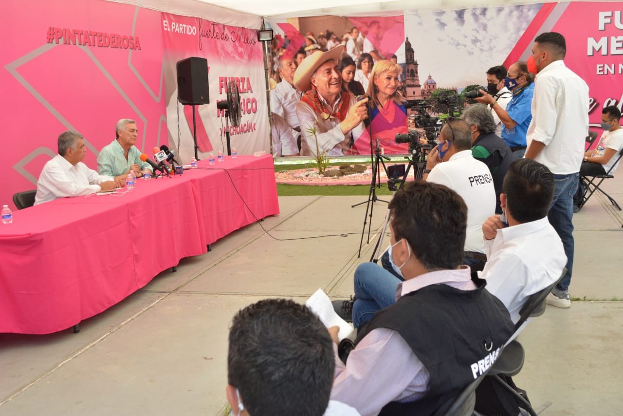 Cistobal Arias dando una conferencia para personal de la prensa de distintos medios