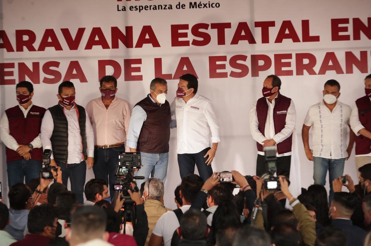 Raul Moron con Mario Delgado se abrazan en el templete