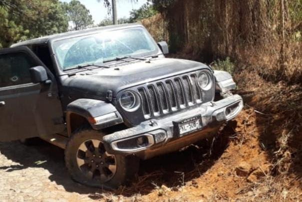 Jeep Wrangler abandonado sucio y con llantas ponchadas en una terraceria