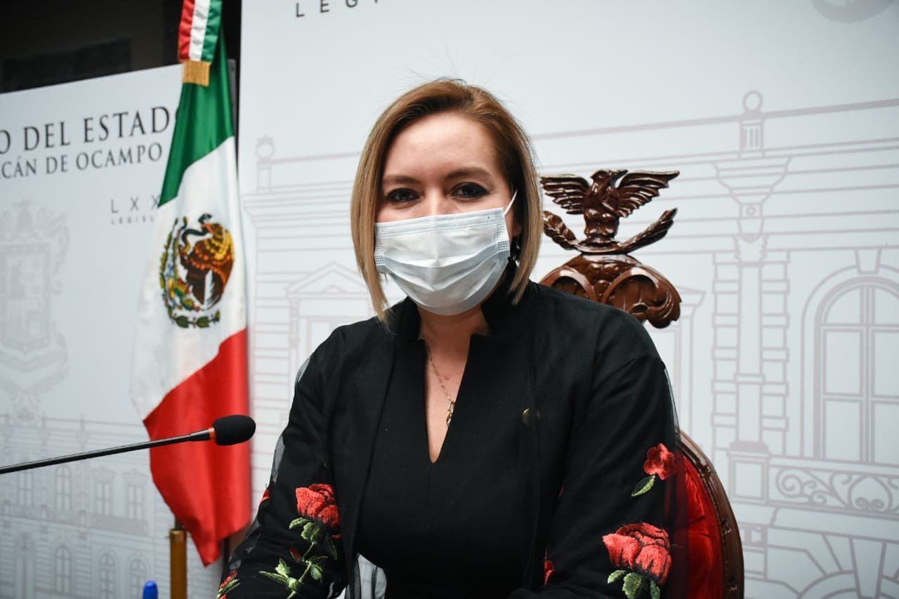 Guapa legisladora Yarabi Avila sentada en la silla de la presidencia del congreso de michoacán