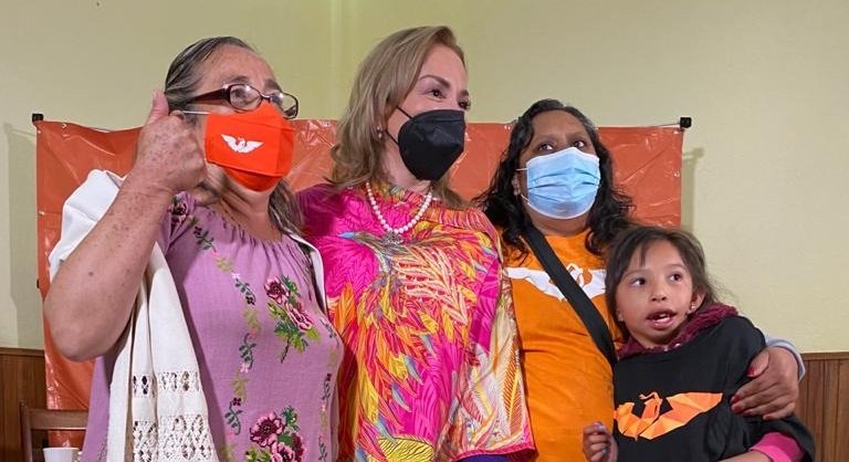 Merdedes Calderon en compañia de dos mujeres mas y una niña de escasos recursos