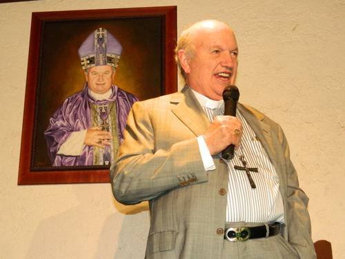 El exobispo Millonesimo Cepeda discursando con un cuadro del Papa a sus espaldadas