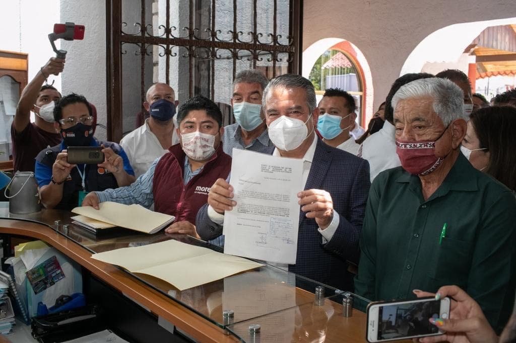 El candidato sin candidatura Raúl Morón sostiene un documento