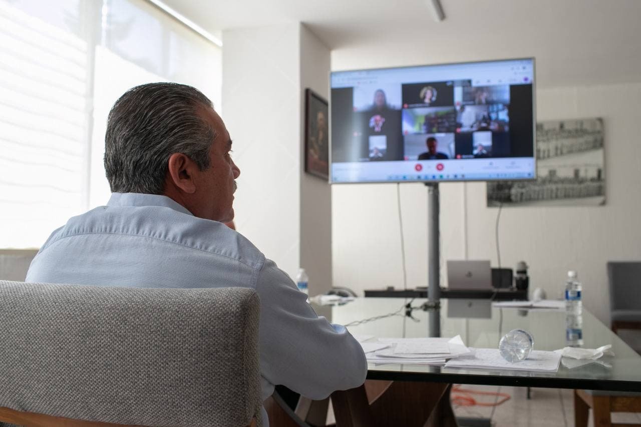Raúl Moron frente a una televisión en videoconferencia