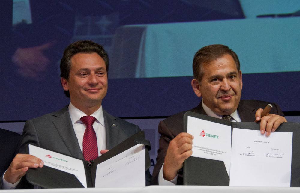 Ancira y Lozoya sostienen un contrato cada quien con membrete de Pemex, sonrientes ambos.
