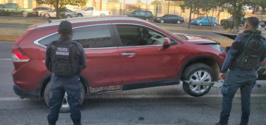 Camioneta CRV Honda guinda robada remolcada por grúa
