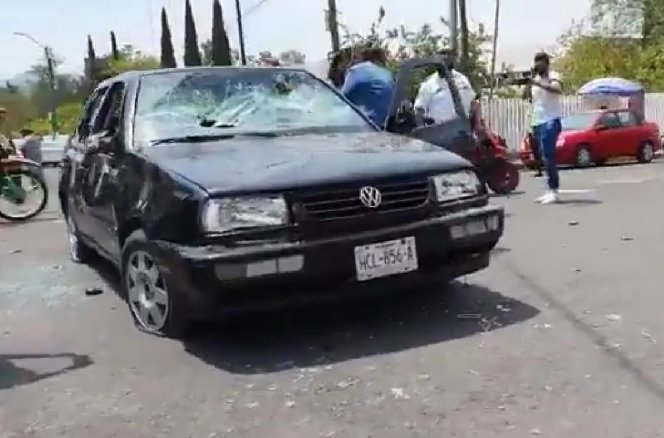 jetta tercera generación con llantas ponchadas, lamina abollada vidrios rotos y parabrisas estrellado con palos y piedras