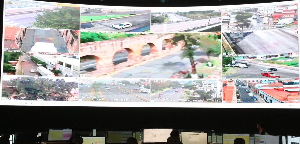 Pantalla gigante donde se muestra la imagen de 16 camaras simultaneamente