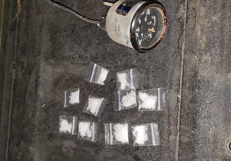 diez dosis de droga parecida al cristal y un indicador de temperatura de camión