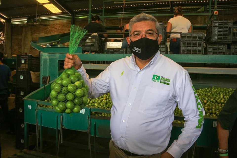 Magaña de la Mora sostiene un pequeño costal con limones