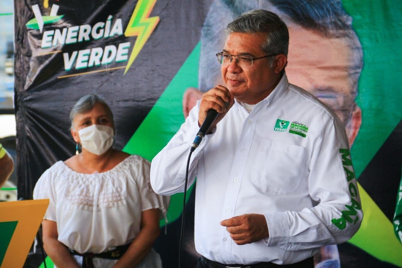 candidato dando un discurso en uruapan
