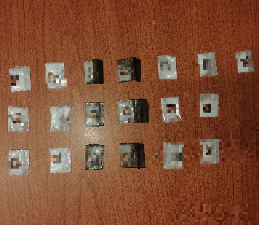 aproximadamente 20 bolsitas sobre una mesa de madera