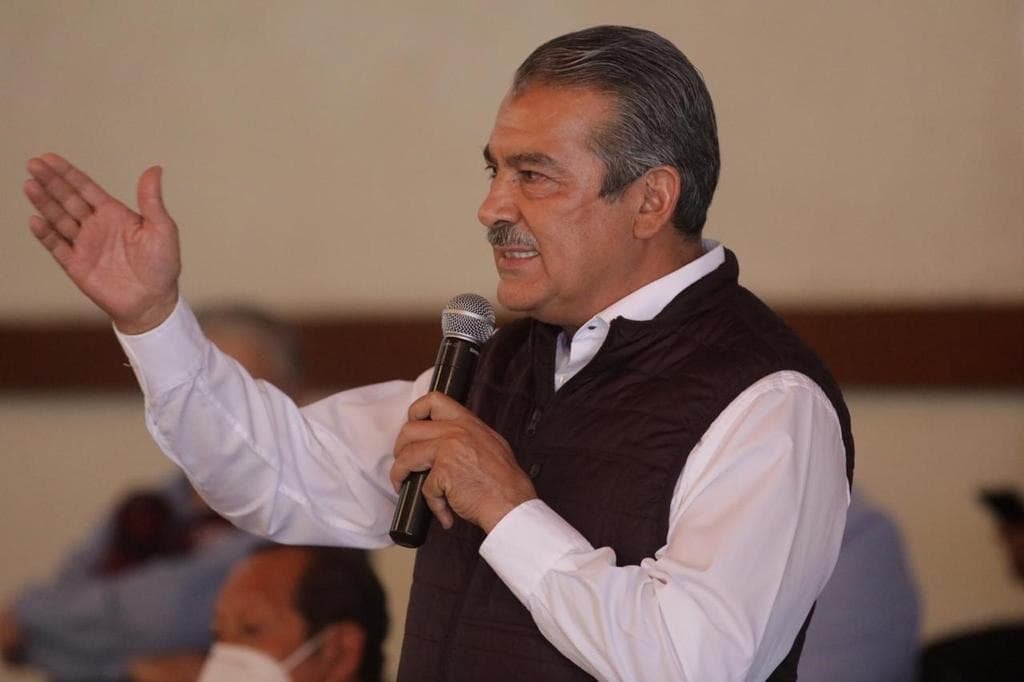 Raúl M;orón dando un discurso con micrófono en mano