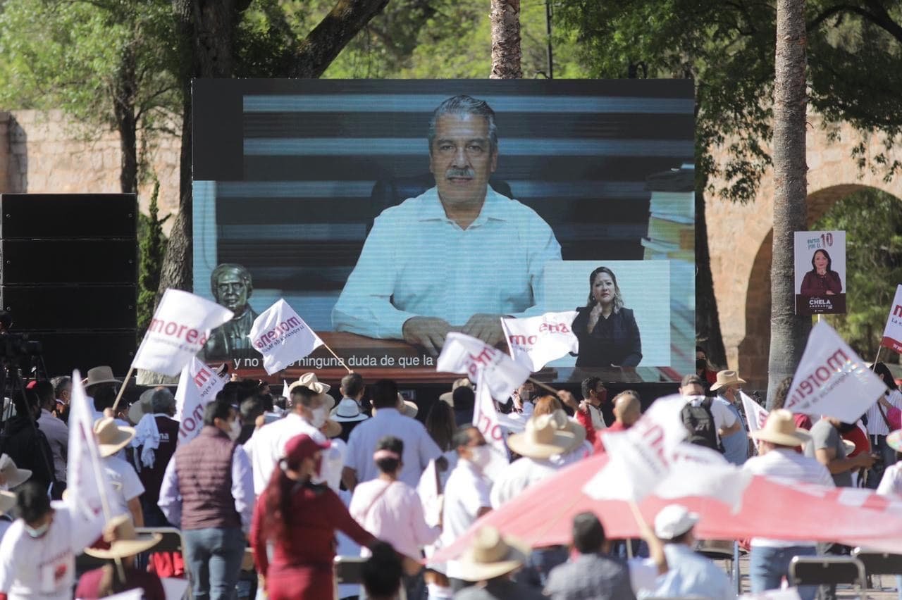 raul moron discurso a ciudadania por medio de una pantalla gigante