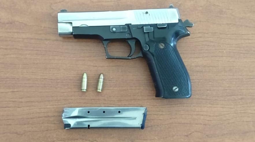 pistola nueve milímetros con dos balas y un cargador