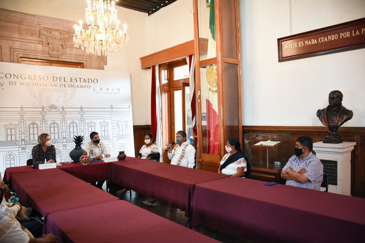 Personas dentro de una habitación en el edificio del congreso de michoacán