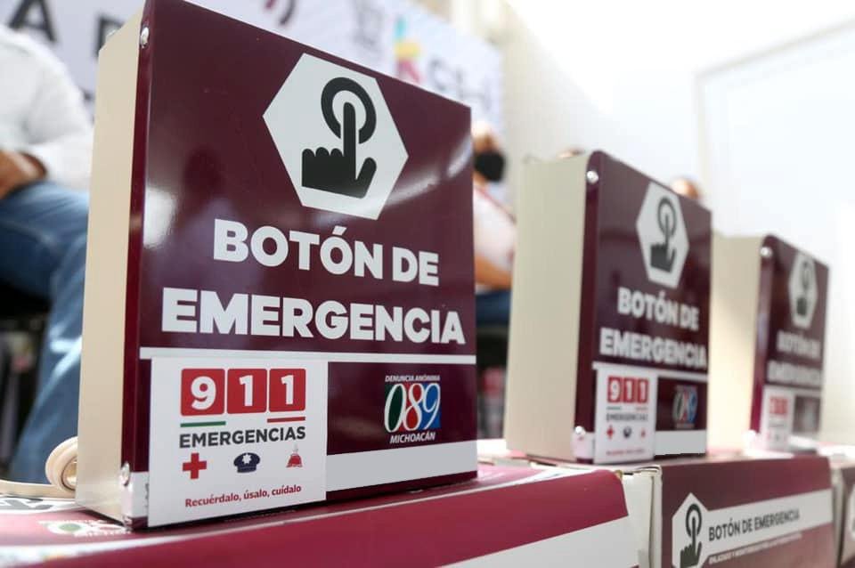exhibición de varias cajas con botón de emergencia
