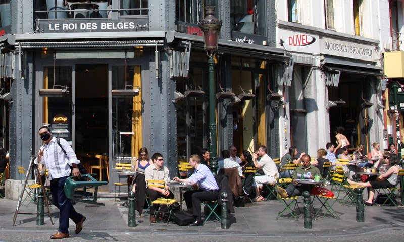 Representación del supuesto viaje de Silvano Aureoles a Bélgica