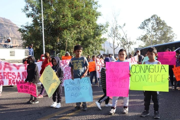 Personas de Charingo con cárteles protestando en carretera de Tuxpan