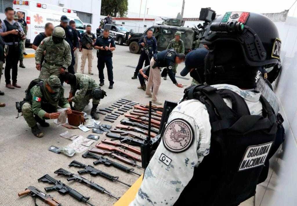 detenidos 12 con armas y coches