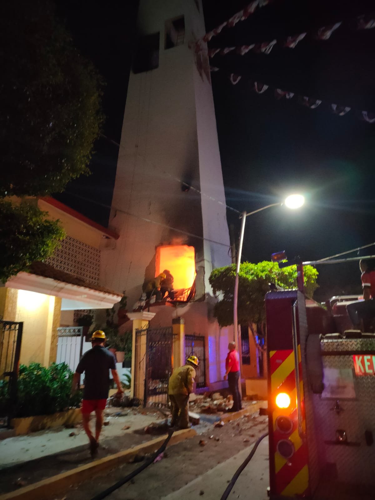 explotan cohetones en capilla