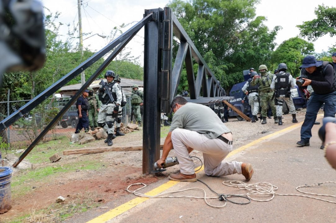 quitan barricadas puestas por el narco