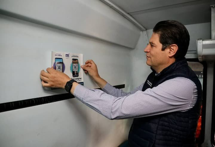 Presidente Alfonso Martínez pega códigos QR en transporte público