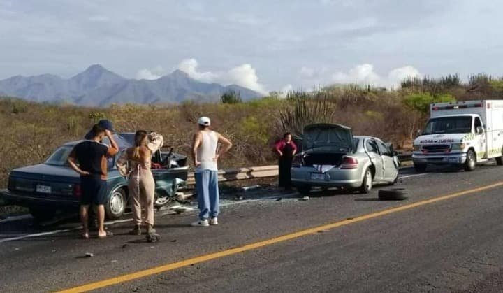 Vehículos estrellados en autopista