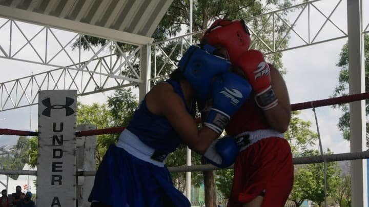 Boxeadoras se enfrentan en competencia