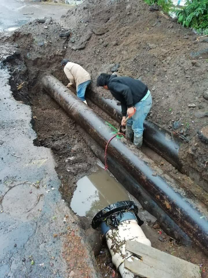 Trabajadores de OOAPAS trabajan en obra
