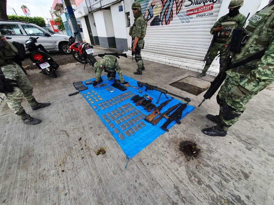 detienen a civiles con armas largas y municiones