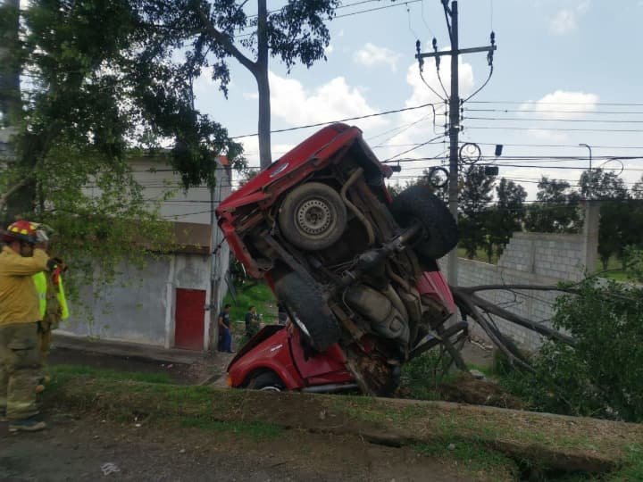 camioneta destruida por choque contra arbol