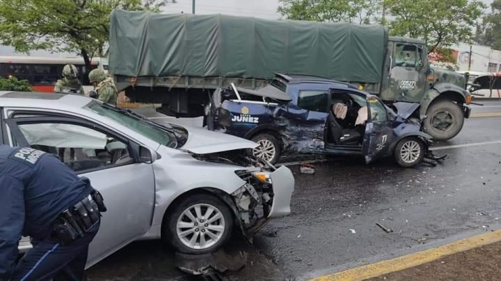 Chocan vehículos con camión militar en Morelia