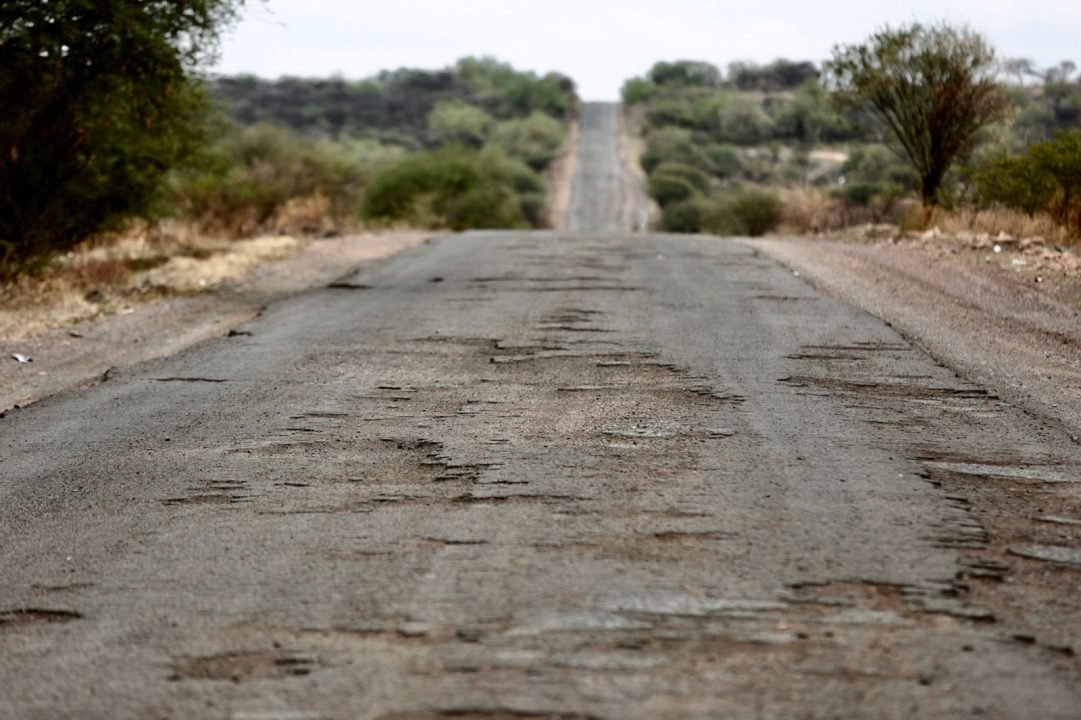 Bedolla pone en marcha rehabilitación de carretera en región Bajío