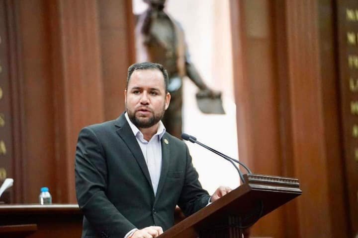Diputado desde la tribuna discursando