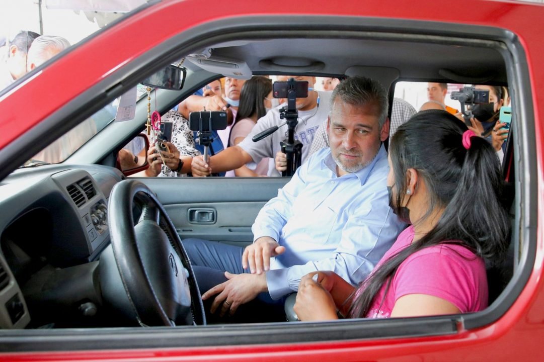 Visita Bedolla módulo de regularización de vehículos extranjeros en Uruapan