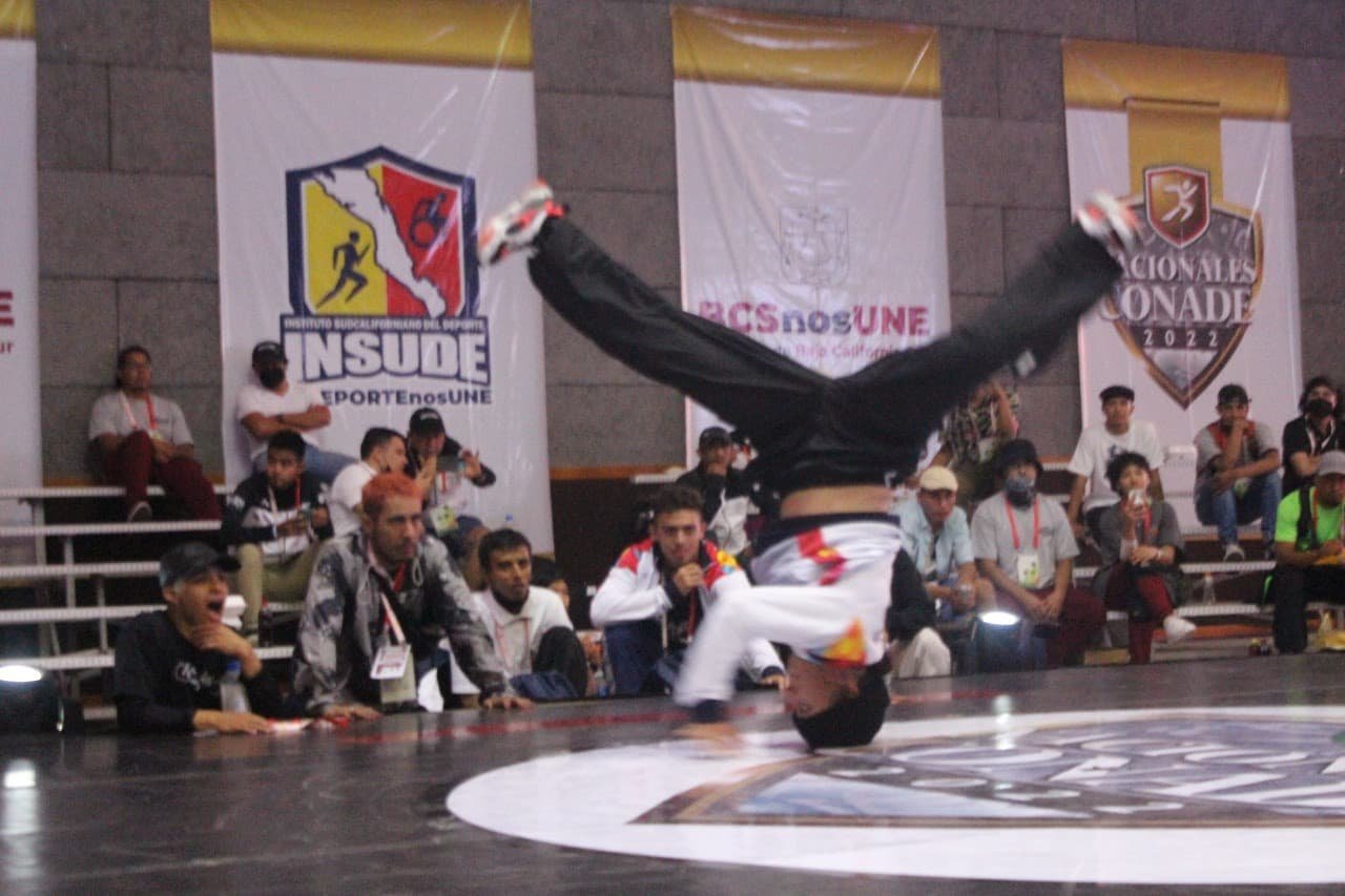 Monserrat de cabeza girando