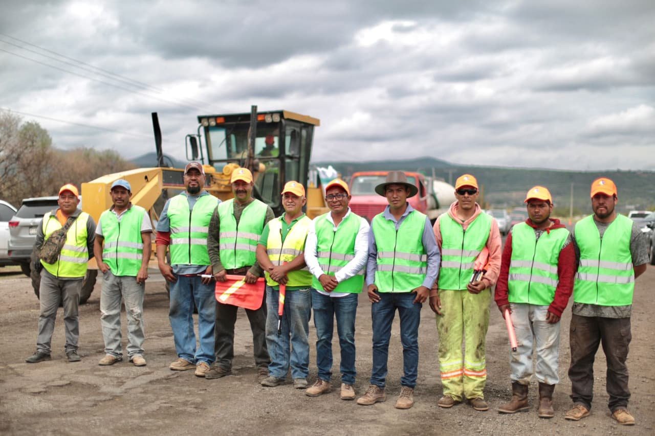 grupo de trabajadores listos para iniciar pavimentacion