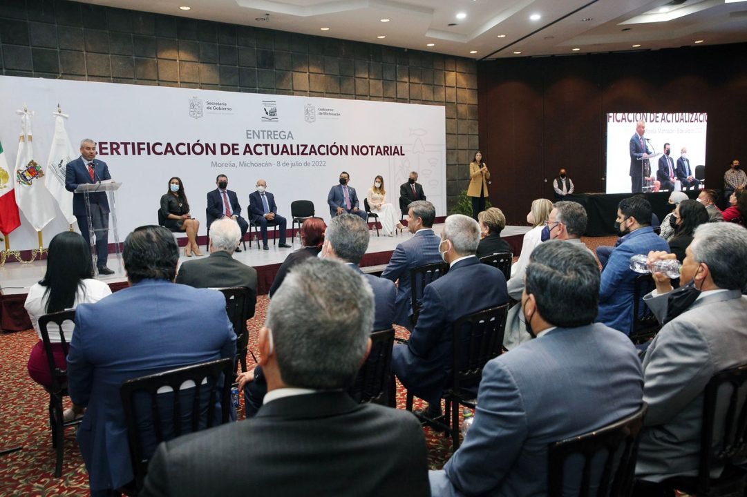 Entrega Bedolla certificados a notarios del estado