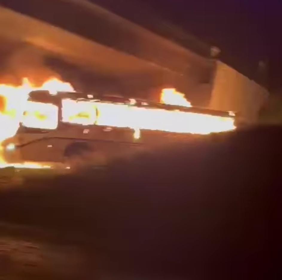 Autobus en llamas por normalistas delincuentes