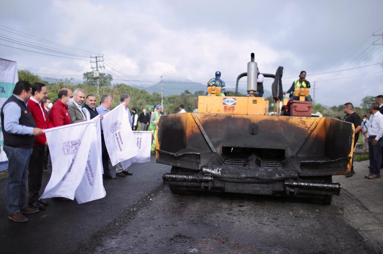 Arranca Bedolla rehabilitación de tramo carretero en Tangancícuaro