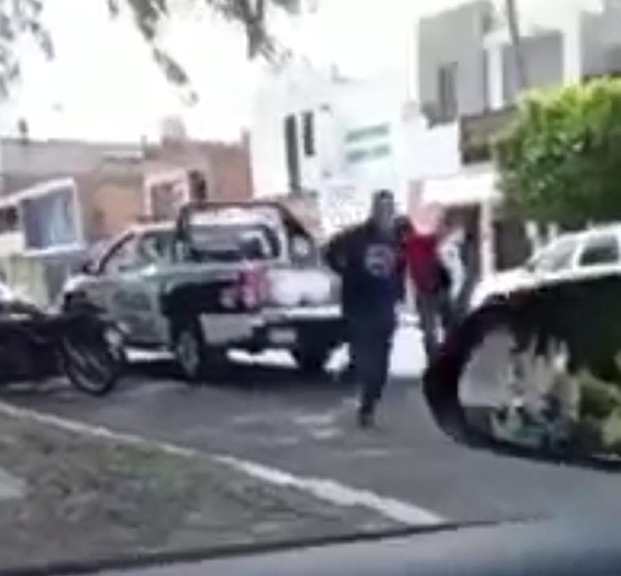 escapa sujeto ya detenido por la policía