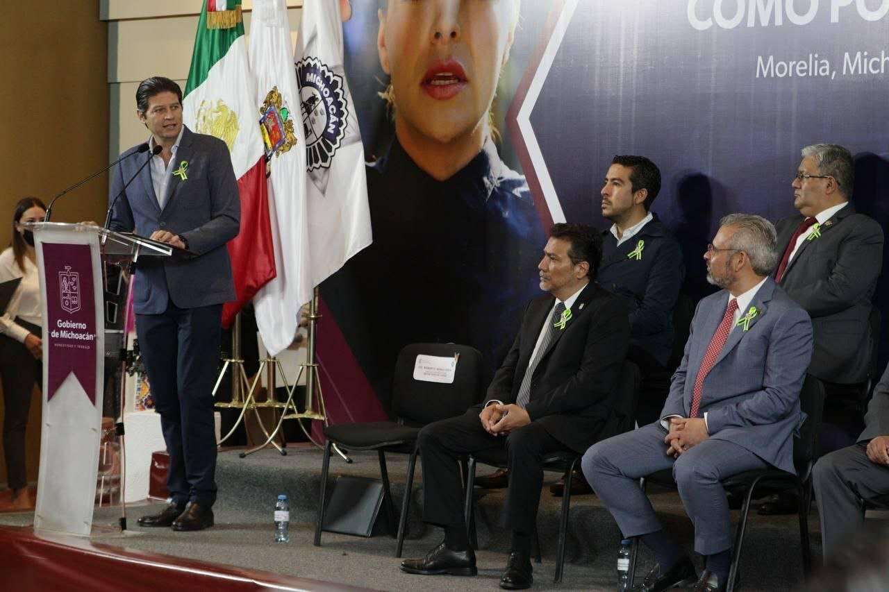 El alcalde fue testigo de la graduación de 61 policías turísticos estatales.