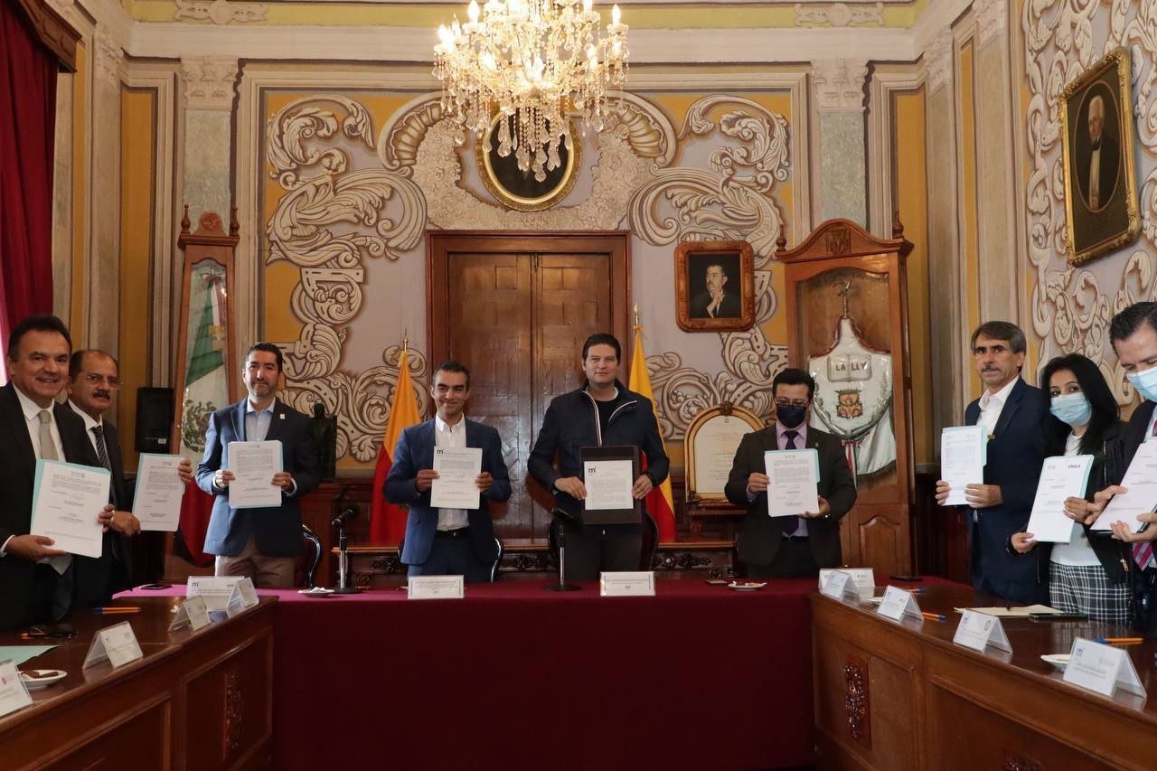Atestigua el alcalde la presentación de “14 tenencias, 14 universidades, un proyecto”.