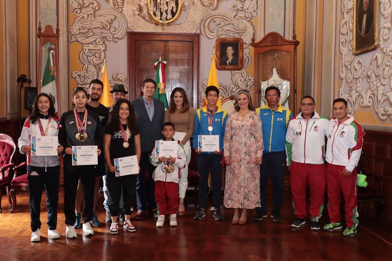 El alcalde entrega reconocimientos y apoyos a deportistas brillantes