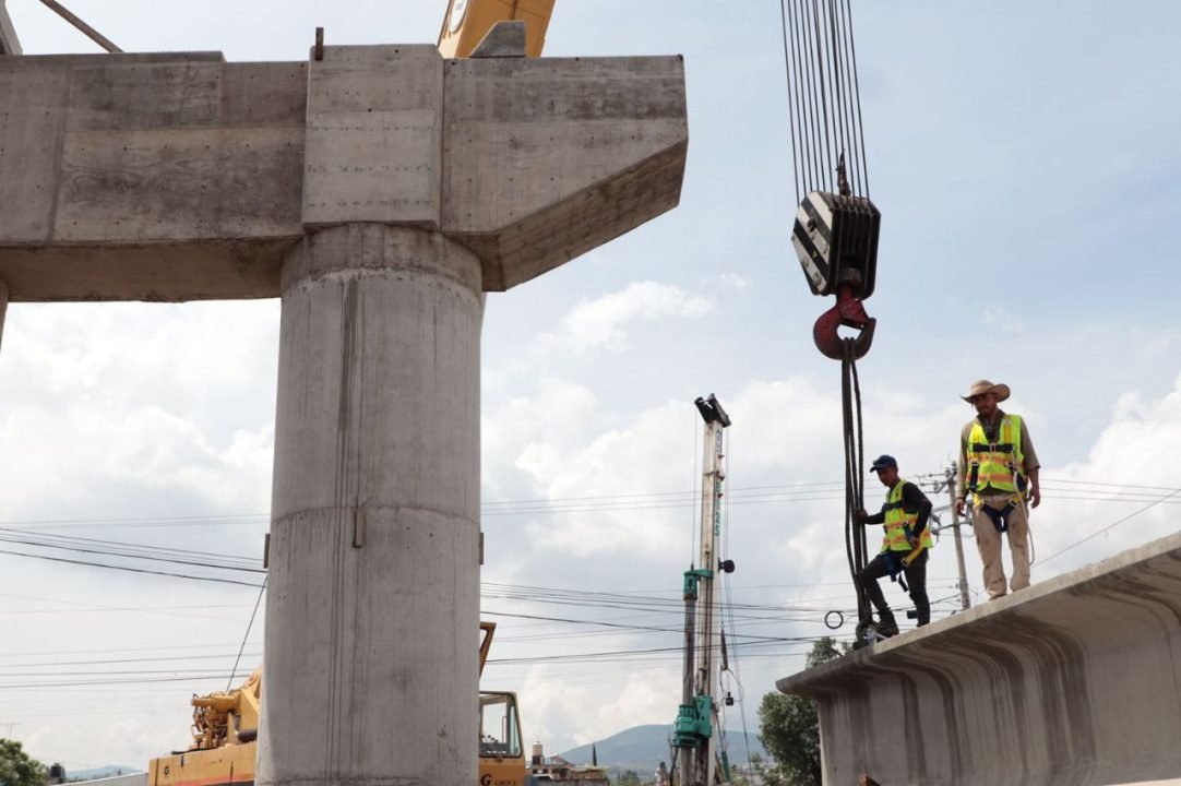 Avanza construcción de distribuidor vial en Siervo de la Nación